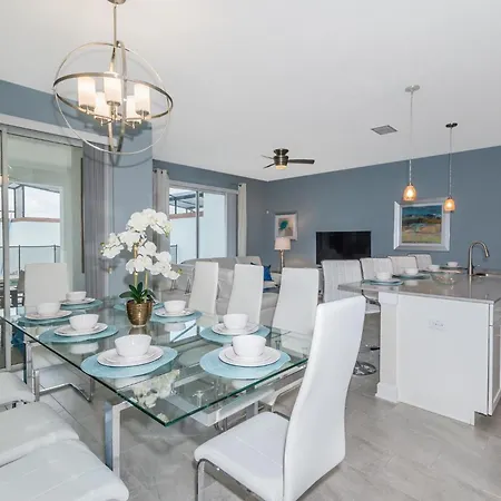 8971Mo Townhouse 4 Bedrooms & 3 Bathrooms + Pool
